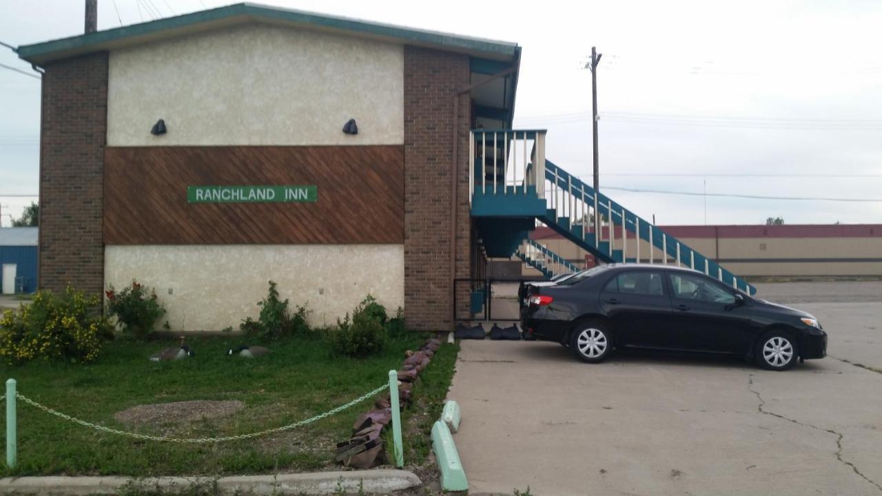 Ranchland Inn Nanton Buitenkant foto