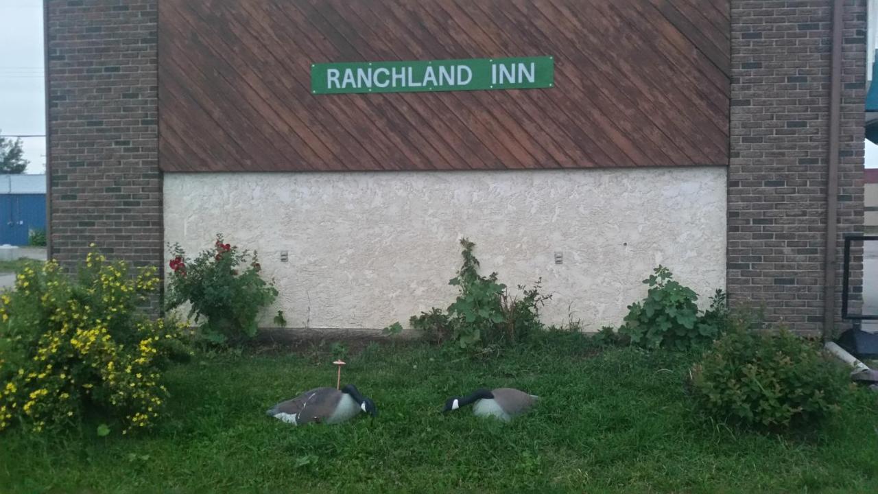 Ranchland Inn Nanton Buitenkant foto
