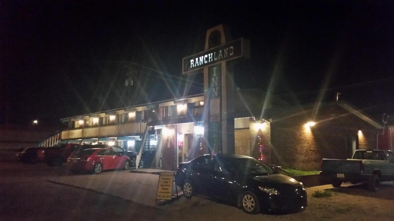Ranchland Inn Nanton Buitenkant foto