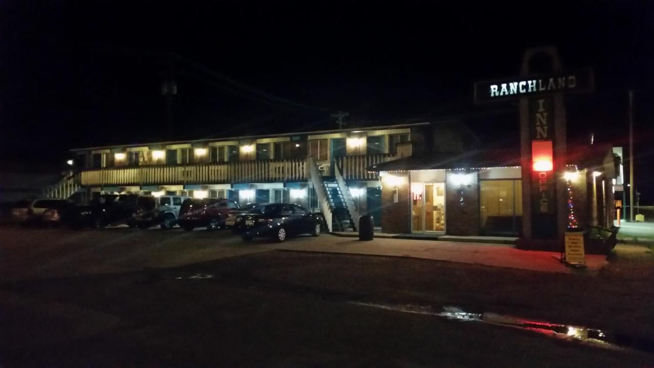 Ranchland Inn Nanton Buitenkant foto