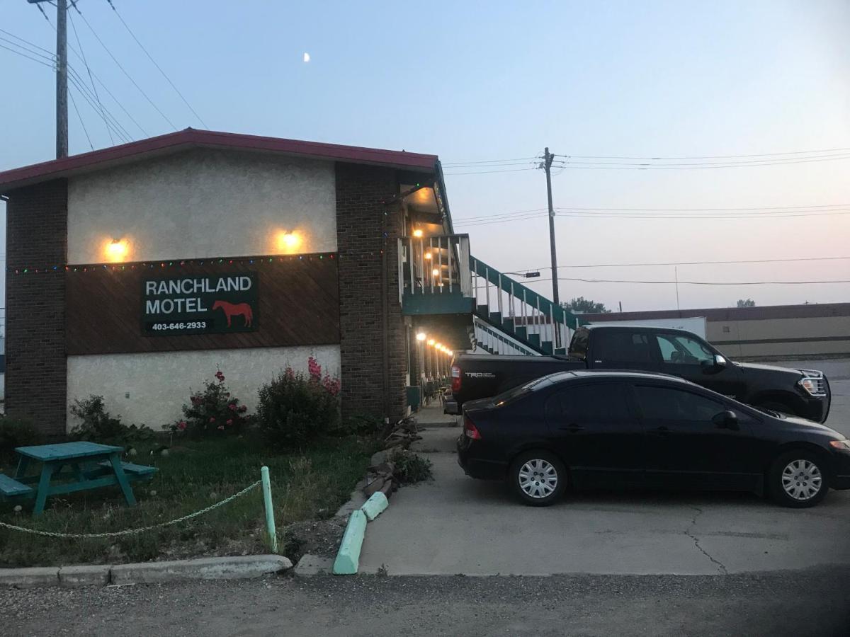 Ranchland Inn Nanton Buitenkant foto