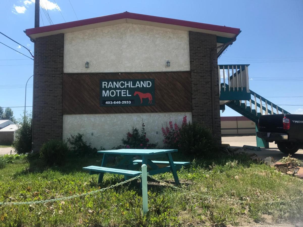 Ranchland Inn Nanton Buitenkant foto