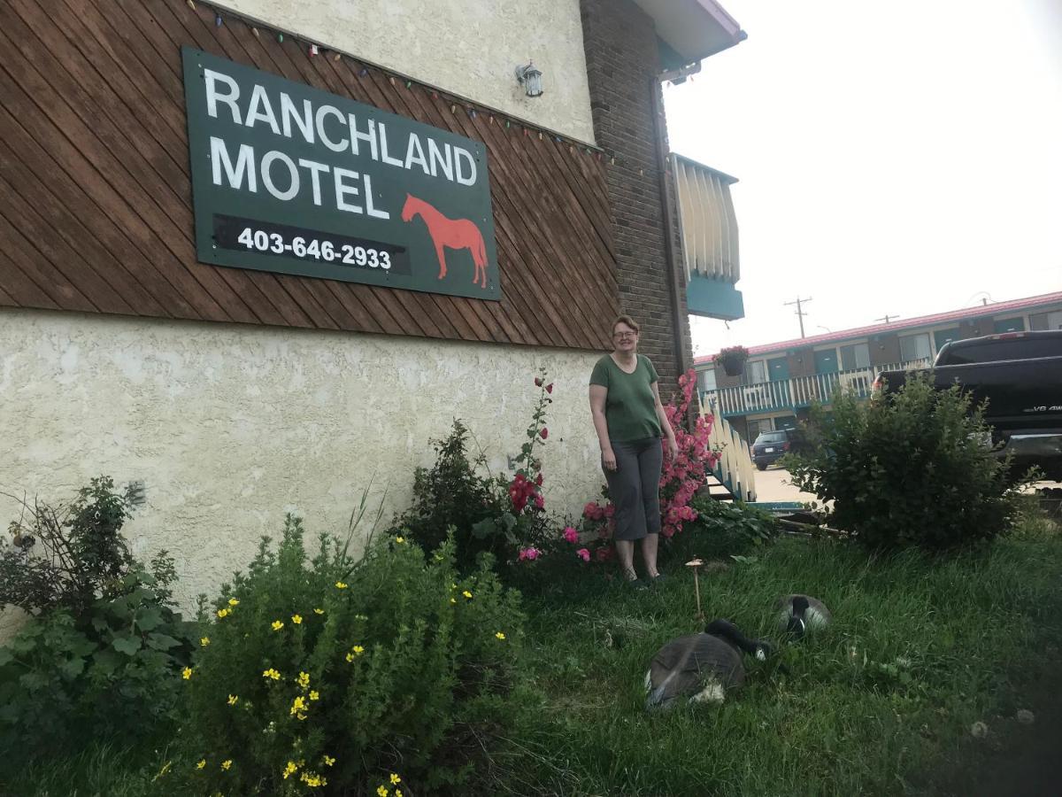 Ranchland Inn Nanton Buitenkant foto